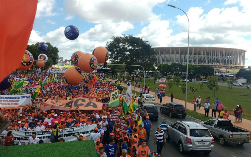 Manifestantes marcham em direção ao Congresso Nacional pela N1 em protesto contra governo Temer (Foto: Elielton Lopes/G1)