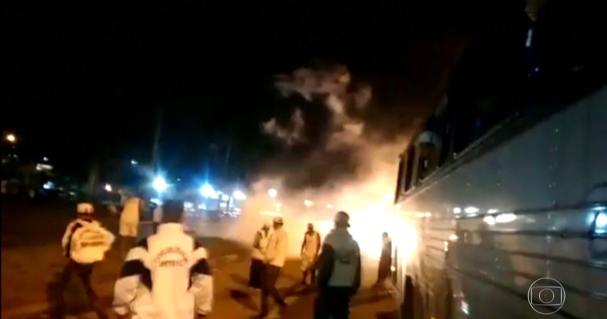 Resultado de imagem para Grupo de vascaínos ataca ônibus com torcedores do Santos no RJ