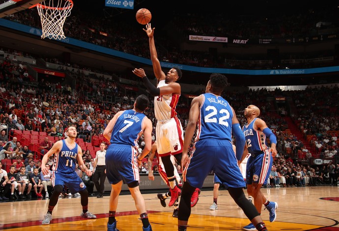 Hassan Whiteside se destacou na vitória do Miami Heat sobre o Philadelphia 76ers (Foto: Getty Images) Hassan Whiteside se destacou na vitória do Miami Heat sobre o Philadelphia 76ers (Foto: Getty Images)