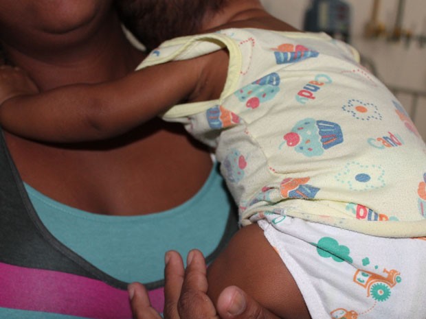 Criança de seis meses diagnosticada com calazar está internada no IMIP Dom Malan em Petrolina (Foto: Carol Souza/ G1)