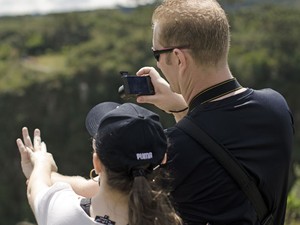 Fábio e Fabiana tirando foto das mãos (Foto: Mãos pelo Mundo/Arquivo pessoal)