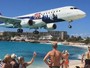 Vídeo incrível mostra pouso de avião passando perto de praia no Caribe Vídeo incrível mostra pouso de avião passando perto de praia no Caribe