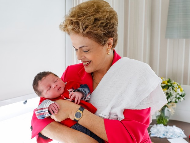 Dilma Rousseff visita o neto recém-nascido em Porto Alegre (Foto: Roberto Stuckert Filho/PR)