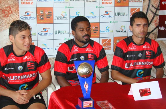 Jorginho Paulista (centro) foi apresentado com mais dois reforços no Flamengo-PI (Foto: Flávio Meireles/Portal da Clube)