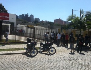 Atleticanos compram ingressos no Espaço Sócio Furacão (Foto: Fernando Freire/GLOBOESPORTE.COM)