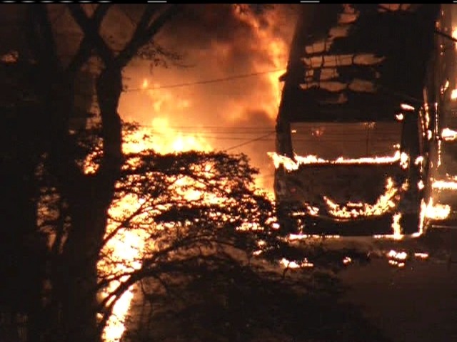 Ônibus foi incendiado no bairro Jardim Elvira (Foto: Reprodução/TV Globo)
