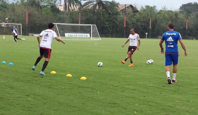 Wallace e Emerson Sheik no treino do Flamengo (Foto: Fred Gomes)