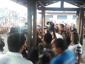 Uma multidão aguardou a saída da cantora Joelma da delegacia (Foto: Flávia Lima / TV Liberal)