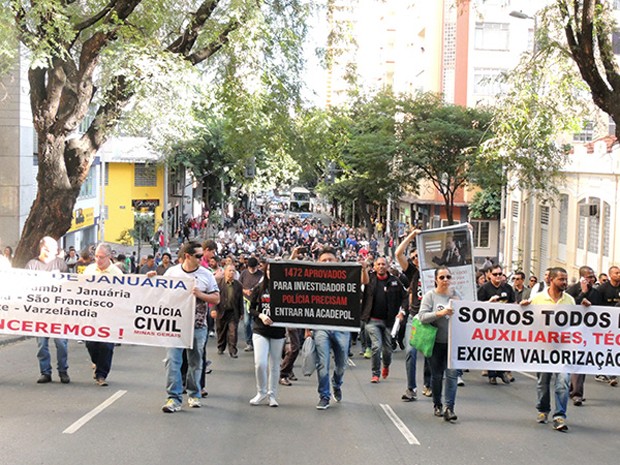 Em assembleia no dia 15 de junho, servidores da Polícia Civil de Minas Gerais decidiram iniciar movimento grevista nesta segunda-feira (20); na foto: protesto de servidores em Belo Horizonte, MG, durante a assembleia geral (Foto: Sindpol)