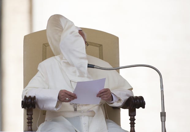 O Papa Francisco fala nesta quarta-feira (26) durante sua audiência semanala na Praça de São Pedro, no vaticano (Foto: Alessandra Tarantino/Reuters) O Papa Francisco fala nesta quarta-feira (26) durante sua audiência semanala na Praça de São Pedro, no vaticano (Foto: Alessandra Tarantino/Reuters)