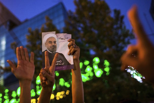 Iranianos celebram neste sábado (16) em Teerã a eleição do moderado Hassan Rohani presidente (Foto: REUTERS/Fars News/Sina Shiri)