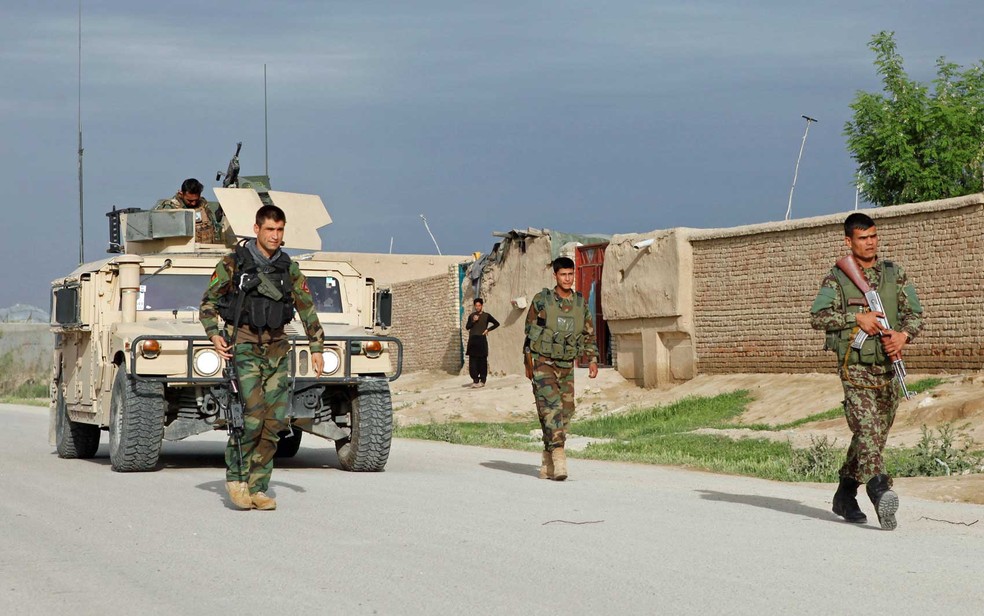 Tropa do Exército Nacional Afegão se aproxima de base atacada no norte do país (Foto: Anil Usyan / Reuters)