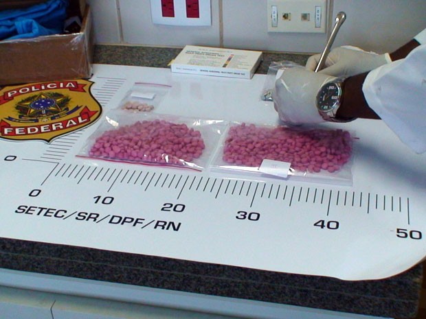 Mais de 1.000 comprimidos de metanfetamina foram apreendidos com o suspeito em Natal (Foto: Divulgação/Polícia Federal do RN)