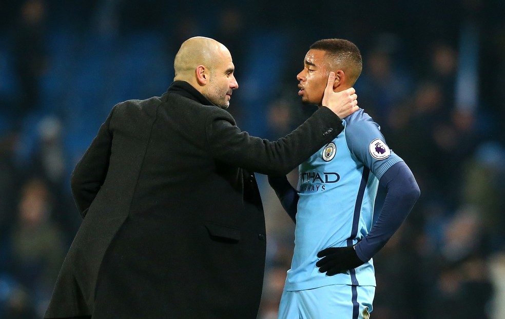 Pep Guardiola e Gabriel Jesus: atacante deve voltar a jogar no fim da temporada pelo Manchester City (Foto: Getty Images)