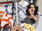 Katy Perry usa saia com pipocas gigantes em première de seu filme