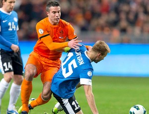 Robin van Persie jogo Holanda Estônia (Foto: Reuters)