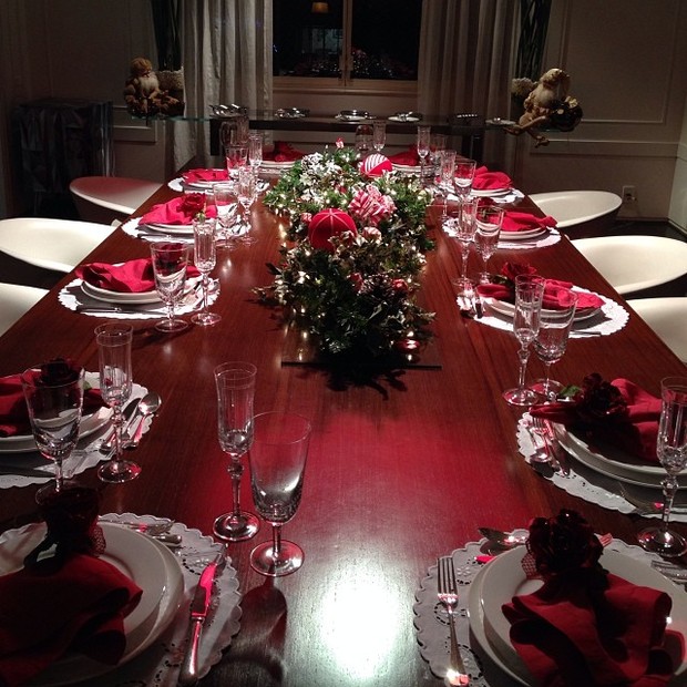 Mesa de jantar que Adriane Galisteu fez para jantar de fim de ano com amigos (Foto: Instagram)