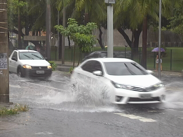 Fortaleza registrou chuva de 12,2 milímetros na manhã desta sexta-feira (17). Pouca chuva foi o suficiente para deixar ruas e avenidas alagadas (Foto: Leandro Silva/TV Verdes Mares)