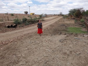 Vilma Freire Agra, dona da Fazenda Estoque, dentro de barragem completamente seca (Foto: Ângelo Carvalho/Arquivo pessoal)