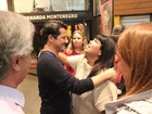Marcelo Serrado recebe o carinho de Fabiana Karla após peça