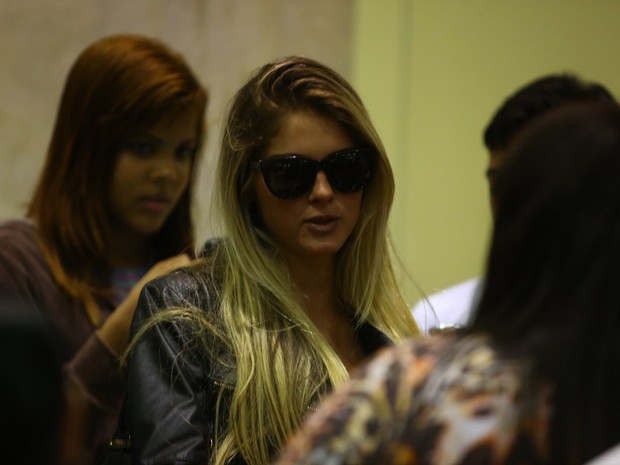 Bárbara Evans no aeroporto (Foto: Marcello Sá Barreto e Rodrigo dos Anjos / AgNews)