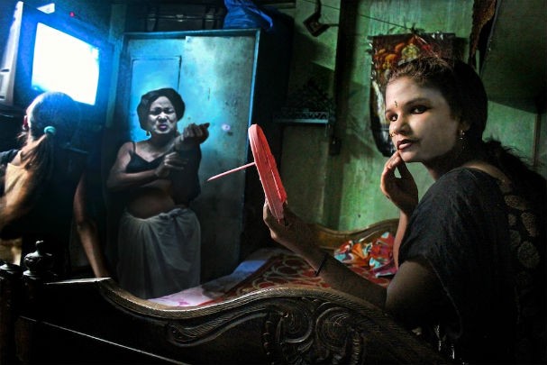 O fotógrafo clicou a realidade dessas garotas de forma abstrata para dar um olhar mais poético ao problema (Foto: Souvid Datta)