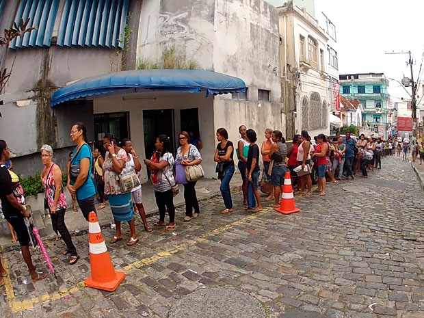 G Benefici Rios Do Bolsa Fam Lia Fazem Longa Fila Em Salvador