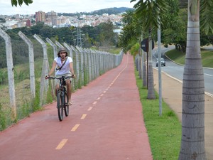 Estudante em ciclovia na Universidade Federal de Lavras (Foto: Samantha Silva / G1)