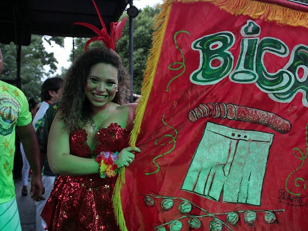 Emyle Araújo ocupa o cargo de 'Rainha da Bica' há cinco anos (Foto: Camila Henriques/G1 AM)