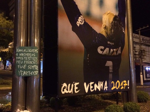 Fachada de loja no Centro de ChapecÃ³ tem laÃ§o preto para lembrar a morte do jogadores (Foto: Glauco AraÃºjo / G1)