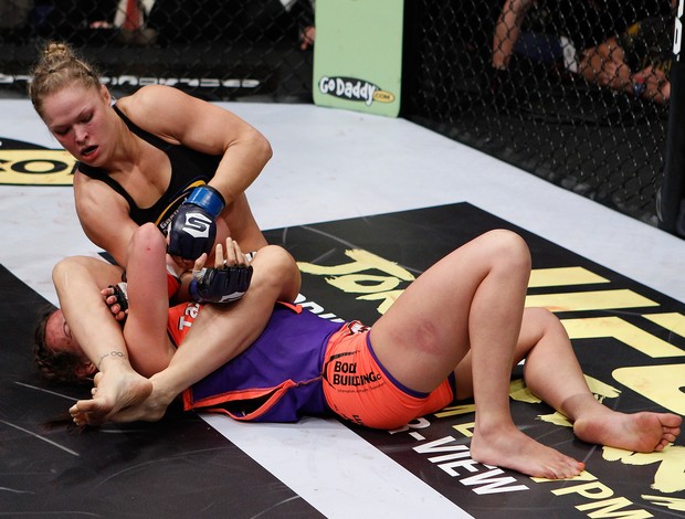 Ronda Rousey aplica a chave de braço em Miesha Tate e conquista o cinturão do Strikeforce (Foto: Getty Images)