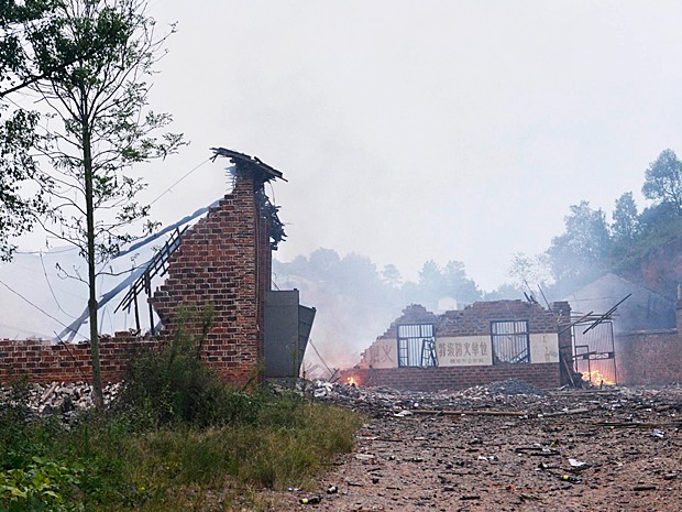 Ruínas da fábrica de fogos abalada por uma explosão na China (Foto: Reuters)