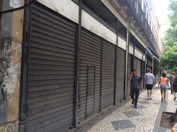 Lojas com portas fechadas na Rua da Carioca (Foto: Káthia Mello/G1)