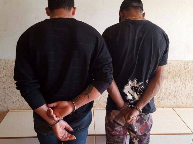 Foragidos da Justiça são presos em Monte Carmelo (Foto: Polícia Militar/Divulgação)
