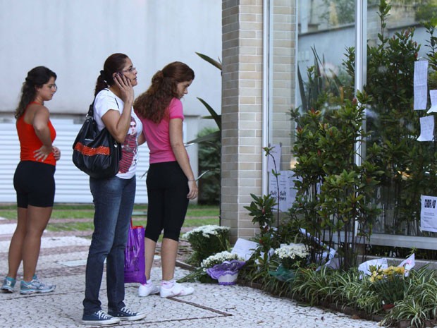Desde o início de quarta-feira, flores foram depositadas no canteiro que fica na área externa do prédio.  (Foto: Marcos Bezerra/Futura Press/Estadão Conteúdo)