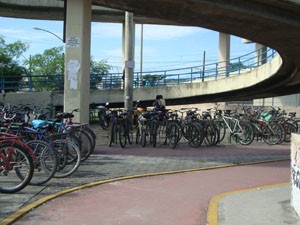 Estações de trem da Zona Oeste do Rio têm bicicletários. (Foto: Mariucha Machado/G1)