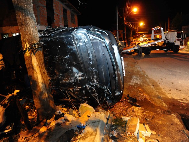 G1 Três vítimas de carro desgovernado permanecem internadas