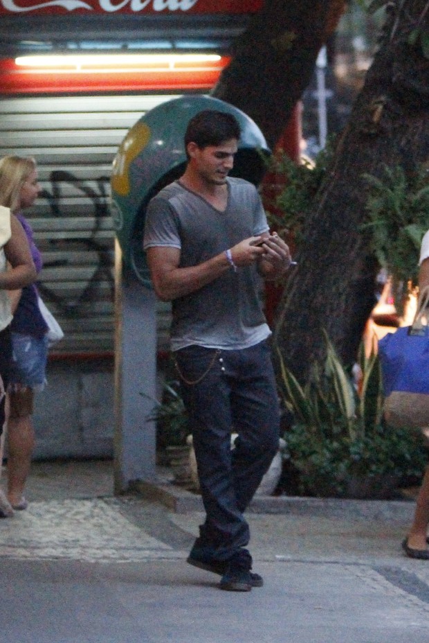 Ex-bbb André passeia no RJ (Foto: Gil Rodrigues/ FotoRio News)