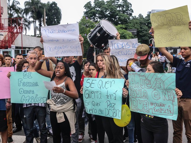Grupo de estudantes mostra cartazes de protesto enquanto bloqueiam o cruzamento da avenida Faria Lima com a avenida Rebouças, em ato contra a reestruturação das escolas e contra o governador Geraldo Ackmin (Foto: Marcelo S. Camargo/Framephoto/Estadão Conteúdo)