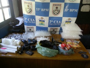Maconha, cocaína e material para endolação estavam em um casa (Foto: Divulgação/Polícia Militar)