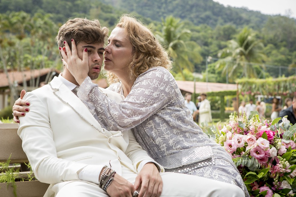 Néia consola Léo e promete acabar com Diana (Foto: Felipe Monteiro/Gshow)