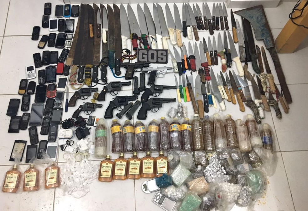 Ainda foram achados, facões, facas, foice, carregadores de pistola, celulares, whisky e drogas (Foto: Divulgação/Seres)