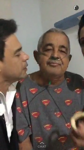 Zezé Di Camargo e o pai, Seu Francisco (Foto: Snapchat / Reprodução)