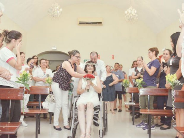 Mulher com câncer se casa em hospital e morre antes de ver as fotos (Foto: Marcelo Motozono / Studio Guardare )