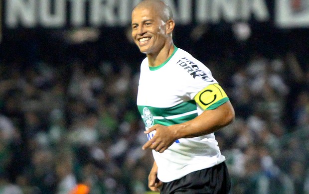 Alex, meia do Coritiba, contra o Vitória (Foto: Site oficial do Coritiba/Divulgação)