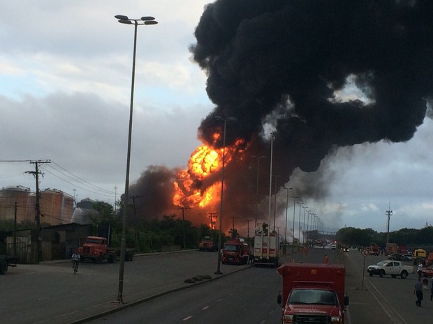 Incêndio atinge dois tanques de gasolina em área industrial de Santos (Foto: Solange Freitas/G1)