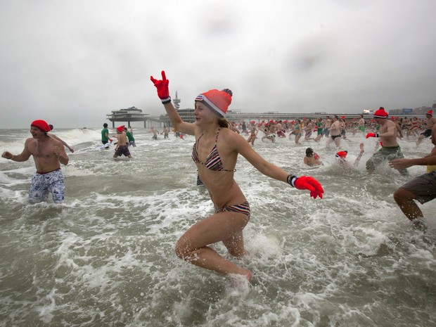 Tradições de Ano Novo - Holanda - mergulho (Foto: Peter Dejong/AP)