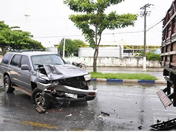 Jovem ficou ferida após acidente na Avenida Beira Rio em Cuiabá. (Foto: Denise Soares/G1)