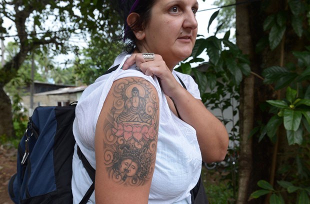 Turista britânica mostra tatuagem de buda que a fez ser presa no Sri Lanka; ela será deportada do país (Foto: Lakruwan Wanniarachchi/AFP)