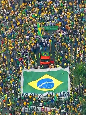 FOTOS: PM estima em 15 mil manifestantes em Copacabana (TV Globo)